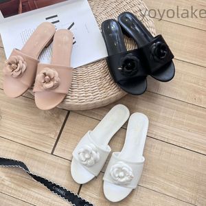 2024 High -End -Luxus Blumenschuhen Designer -Hausschuhe rutschen Sandalen Frauen Camellia Schuhe Offene Zi -Objektträger Femme draußen Home Pantufflas Sandalen Damen Flip Flops