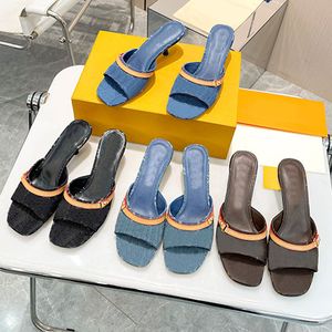 Denim baskı terlik yüksek topuk katır terlikleri açık mavi sandal üst kaliteli deri slaytlar ayakkabı kadın yaz plaj ayakkabıları mektup işlemeli çizgili slip-on ayakkabı