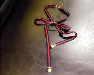 Mode Neue europäische und amerikanische College Wind Stripe Ribbon Bogen Biene Perlen Halskette Halskette Brosche Blume Fliege Keiles Multi -Use x54246134