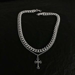 Designer-Halskette Doppelschicht Kreuz Halskette Hip-Hop Kubaner Kettenklappgürtel weibliche Persönlichkeit Sweater Halskette Anhänger