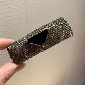 Più recente marca famosa marca di famuse lettere triangolo barrette femminile ragazze lettere per capelli con accessori per capelli timbri scintillanti barrette di diamanti con logo