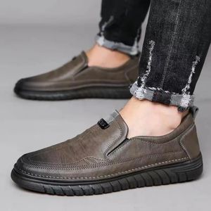 Handgjorda ko läderskor för män affärer avslappnad lätt mjuk botten loafers som kör platt sko slip på manliga skor 240410