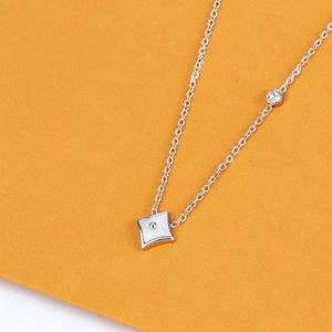 2024 Designer smycken halsband kvinnor silver pendent män halsband kvinnor hänger damer kedjor lyx juveler flickvän tillbehör grossist q12