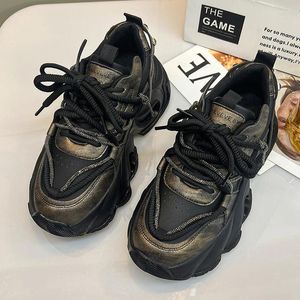 Sıradan ayakkabılar vintage bronz baba kadınlar için eski tasarım kirli içi boş kalın taban yüksekliği artan gerçek deri sporlar