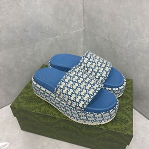 Designer sandaler tofflor sommar män kvinnor plattform tofflor brev tryckformade flerfärgade glider gummisula med präglad logotyp sida strand tofflare