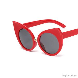 Solglasögon trendiga söta kattögon kvinnor solglasögon personlighet catwalk damer glasögon korsar näsa bro solglasögon oculos de sol feminino