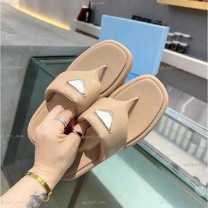 P Sandals Soft Padded Nappa Flip Flops Slipper Style Metal Buckle Leather Pra Slides Square Toe Sandals Shoes Slip-On Triangle Sandal Women Designer Slider 7561