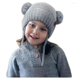 Berets Großhandel verschiedene Farben Herbst Winter Doppelschicht Süßes gestrickte Ohrklappenkappe dicke winddichte Baby Beanie mit zwei Kugeln