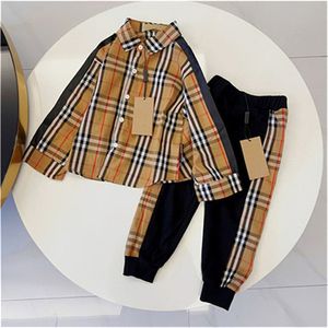 デザイナー衣料品のボーイ格子縞のシャツ2024春と秋の新しい子供用シャツ秋の長袖のファッションミディアムアンドラージチャイルド2ピースセット100-150cm D1