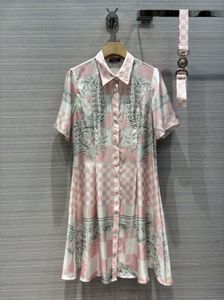Bahar Renkli Baskılı İpek Elbise% 100 İpek Talk Orijinal Konumlandırma Baskı Dağıtım Metal Kemer Üçlü Tek Ürün Elbise Kadın Giysileri