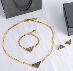Kişilik Klasik Rhinestone Kolye Kolye Kadın Sevenler Hediye Hip Hop Trendy Üçgen Bilezik Tasarımcısı Marka Küpe Damızlık Mücevherat