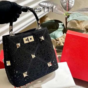 Çantalar Kadın Omuz Kalite Zinciri Sepet Parlak Kristal Çanta Lady Akşam Kırıştırma Tavaları Rhinestone Tasarımcı Crossbody Top 2024 Tote Çanta Valenn 8ff9