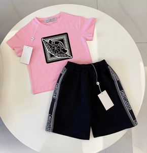 Roupas infantis Roupa de bebê Designer de traje tracksuit Kid de duas peças Conjuntos de crianças camiseta Bebe quarta -feira verão confortável respirável criança com mangas curtas de luxo de luxo cartas