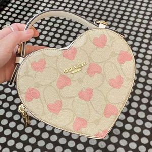 Kvinnor Mens Black White Sacoche Heart Bag Strap Leather Purse Luxurys Handväska Pink Designer axelväska Topphandtag Strawberry Crossbody Clutch Denim City Väskor 680