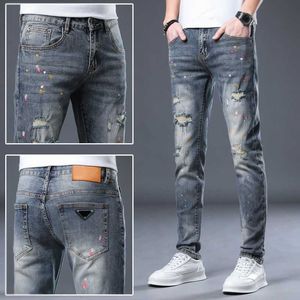 Designer jeans för män målade trendiga mäns jeans elastiska ungdomar nödställda jeans man smal fit vår/sommar liten ben denim mäns byxor lyxiga herrkläder