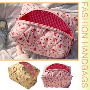 Cosmetic Bags Cute Floral Travel Makeup Pouch Large Quilted Organizer Storage Bag With Zipper Case For Women