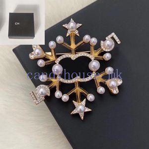 Top Sell Brosche Designer Schmuck Pin Kristall Perlen Schneeflockenbriefstifte Marke 18K Gold Charme Männer Frauen Hochzeitsfeier Kleidungszubehör mit Kasten