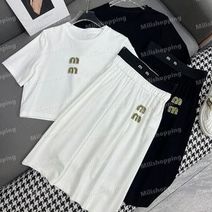 24SS MIU T Shirt تنانير مجموعة Handamde Letter Beads T قمصان من قطعتين مصممين لللباس النساء الطويلات
