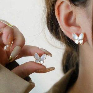 Original märke V Golden Van Butterfly Ear Clip White Shell Girl Sweet Simple and Elegant Super Immortal Studs med förtjockad 18K Rose Gold Plating