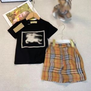 2023 Marca de moda americana e britânica Europeia Irmãos Plaid Siblings Conjunto de duas peças Criando roupas Novo vestido de verão para crianças de meia-idade e pequenas