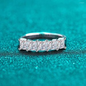 Pierścienie klastra Kobiety Princess Square Moissanite Diamond Ring Row Gold 18k White Exqualite 2 Główny kamień