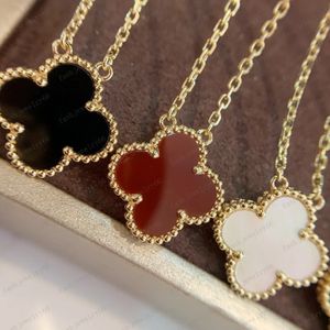 2024 Nytt Clover Necklace Pendant Pearl Mother Rostfritt stål Pläterad 18K Women's Girl Valentine's Day Mors dag Engagemangsmycken Present Partihandel Q4