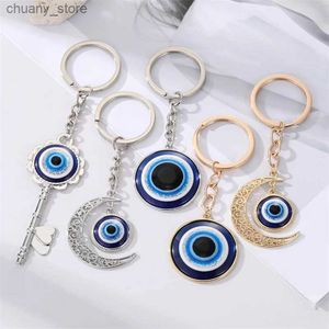 Keychains Lanyards Moon Heart Turkish Blue Eye Keychain för par nya rotera blommor Evil Eile Bag Car Key Ring Holder Tillbehör Partihandel smycken Y240417