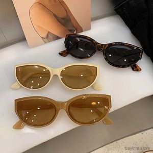 Solglasögon mode vintage ovala ram solglasögon uv400 solnyanser för kvinnor retro full ram utomhus resor söt stil trendiga solglasögon