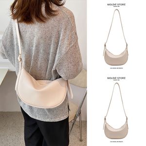 Summer Trend High-End Feeling Niche Cross Body Midje Womens White Dumpling Bag Stor kapacitet Pendling Sadelväska 240402