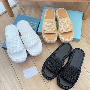 Slippers مصمم صندل سميكة النعال المنسوجة المنزلق شريط التمرير العصري الفاخر