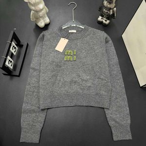 Miumiuss Sweater Designer de luxo Moda Sweeters feminino no início da primavera nova colégio estilo redondo letra incrustada diamante cinza camisola de malha curta