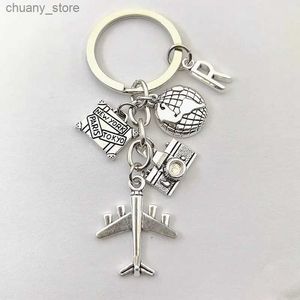 Keychains Lanyards New 26 letter A-Z Tour Around The World Aircraft Keychain To The Earth Camera Small Pendant Keychain Commemorative Gift Y240417