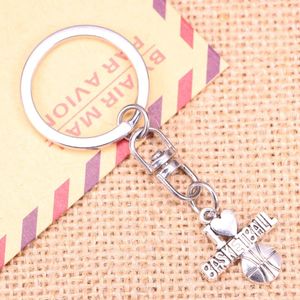 Keychains 20pcs Mode Keychain 21x20mm Ich liebe Basketballanhänger DIY Männer Schmuckwagen Schlüsselkette Ringhalter Souvenir für Geschenk