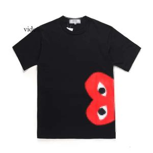 T-Shirt Erkek Tişörtleri Tasarımcı Tee Erkekler T-Shirts Com Des Garcons CDG Invader Sanatçı Edition Shirt Little Red Heart Fashion T 8541