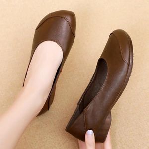 Casual Shoes Spring Summer Soft Leather Flat Hools Bottom Kvinnor Bekväma runda huvud Anti -Slip Beef Sendon