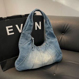 2024 Gradvis byter färgdesignväska kvinnors axelväska denim skarv ny trendig och personlig underarmväska fashionabla och populära dumplings väska 43 cm