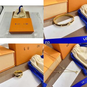 Flickor älskar set designer smycken guld vintage design halsband klöver armband vår present ring varumärke stämpel halsband med box s s s