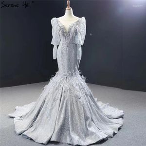 Sukienki imprezowe Dubai Gray Luksusowe długie rękawie Prom V-Neck Feathers Freading Glitter Gowns 2024 Serene Hill HM66952