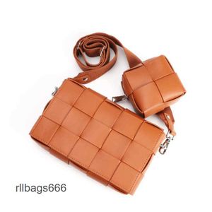 Mode Frauen Cowhide Geldbeutel Kassette Lady Kreative schräge Designer Cross Classic 2024 Trend Brust Schulter Tofu Neue Taschen Bottegs gewebtes ES5D -Tasche Utro