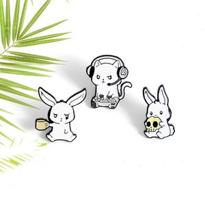 Halloween Funny Bunny Animals Pins Spiri di smalto Cine Film Anime Games Pins Hard smalto raccolta battitori per backpack backpack con spillo da cartone animato badge.