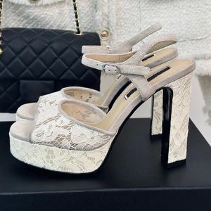 Lato Hot Sale Platforme Sandals Runway Klasyczna marka luksusowa designerka Chunky Heel Wysokiej jakości zamsz skóra z koronkową kobietą sukienki ślubne buty ślubne