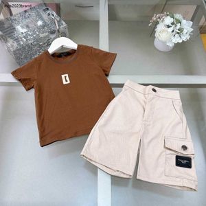 新しいベビートラックスーツミニマリストデザイン短袖スーツデザイナー服サイズ90-150 cm丸い首のTシャツとショーツ24april