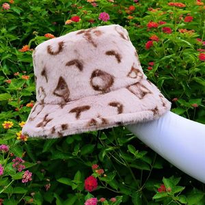 Breda randen hattar hink designer för män kvinnor designer lyxig vintage baseball mössor mode full rosa bokstäver blommor bred päls vinter solhats rpu9 gåvor