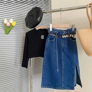 衣料品セットガールズセット春と秋のシーズン新しい女の子韓国の刺繍文字TシャツトップデニムスカートニットセットQ240418