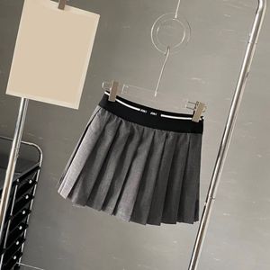 24 designerskie spódnice damskie litera plisowana spódnica szara kawa moda luksusowe ubranie plażę maillot de bain pływanie gorące gorące szorty kąpiel kąpiel