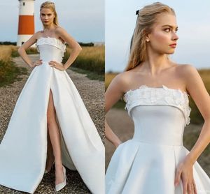 Fairy Flowers Strapless A Line Wedding Dresses Elegant Satin Boho Garden Bridal Clows Sexig High Split Sweep Train Simple Bride Women Marriage Robes de Mariee CL3314