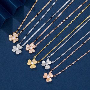 Designermärke Gloden Van Small Three Leaf Flower Necklace pläterad med 18K guld och inlagda diamanter fulla av gräshänge