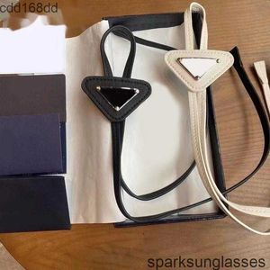 Unisex slips nyhet bolo läder designer slips svart för mens emalj triangel metall akademisk stil distinkta mode slipsar par stil pj046 l11