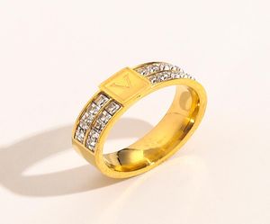 Ny fashionabla smyckesdesigner ringer kvinnor bokstav kärlek bröllop leveranser 18k guld pläterad rostfritt stål diamant ädelstenar ring f9914488