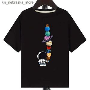 T-shirts astronaut och planet tryckt pojkar kläder kreativ bomull t-shirt casual lättvikt kort ärm o-hals t-shirt topp barnkläder Q240418